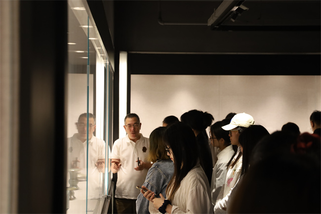 郭总向师生们展示自己的藏品.jpg
