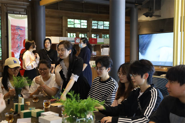 同学们试用半山湾茶树精油产品.jpg