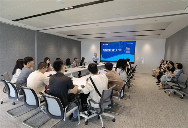 座谈会.jpg