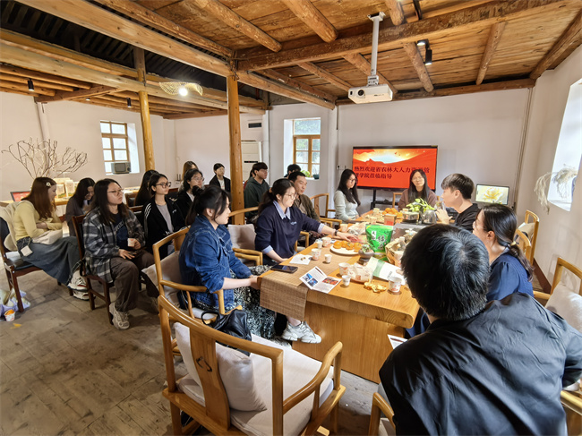 座谈会.jpg
