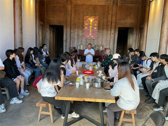 座谈会.png