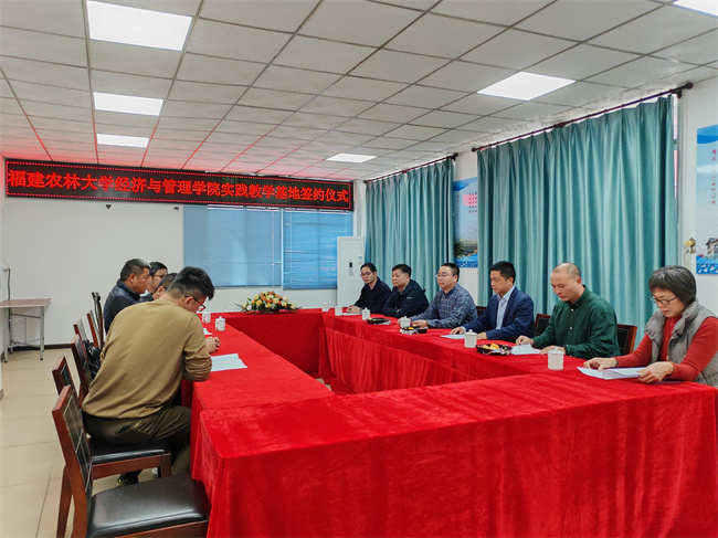 图3与实践基地代表座谈交流.jpg