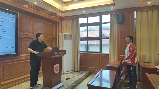 庄老师回答问题.jpg